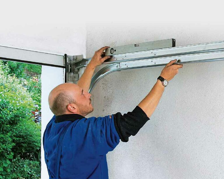 Service-Techniker von Czermak & Partner bei der Wartung