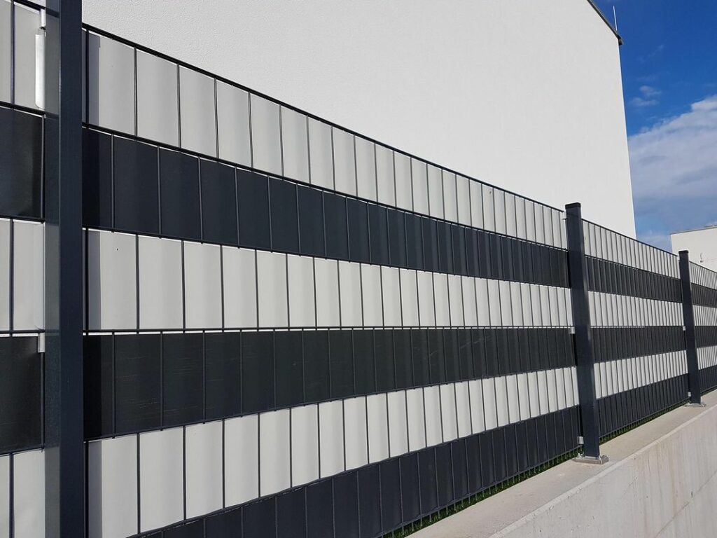Gitterzaun mit Sichtschutz